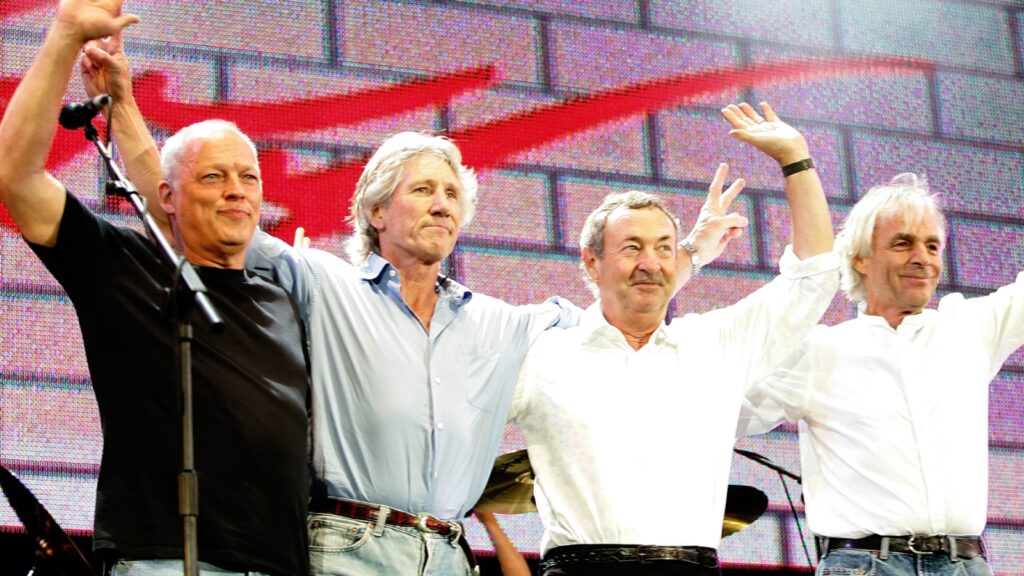 pink-floyd-lyricist-calls-roger-waters-‘putin-apologist’-and-’lip-synching’-misogynist