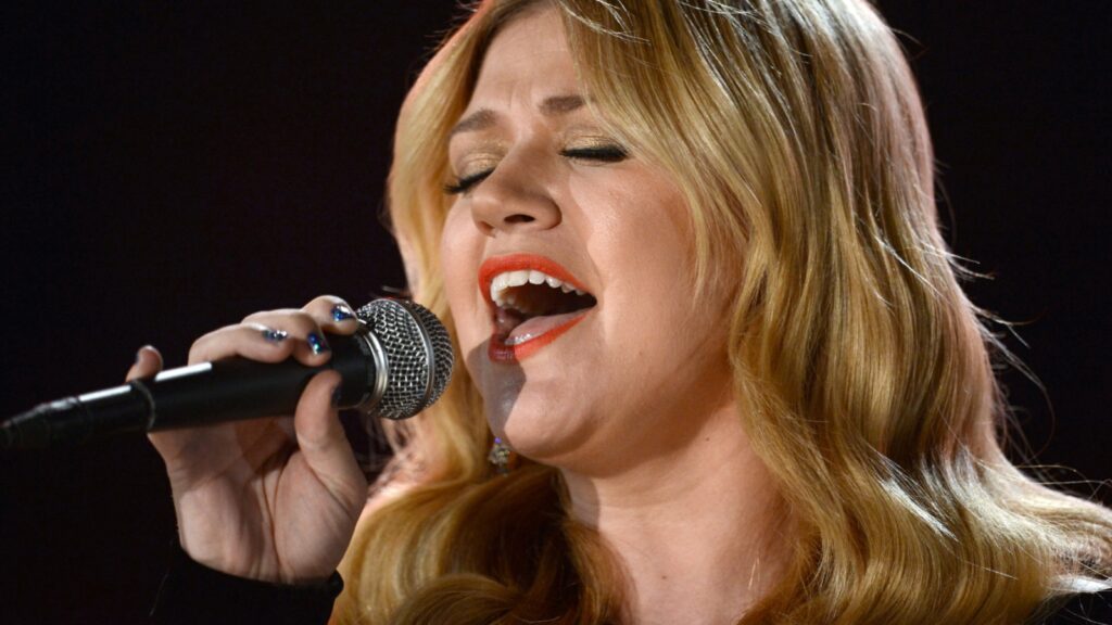 kelly-clarkson-on-her-own-in-‘here-i-go-again’-whitesnake-cover