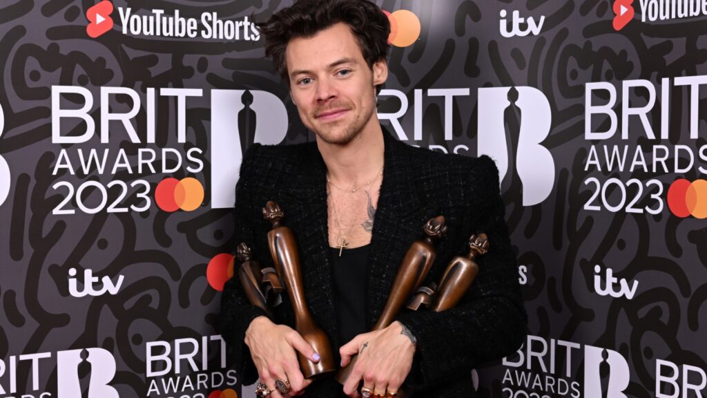 harry-styles-thanks-one-direction,-calls-out-male-privilege-at-brit-awards