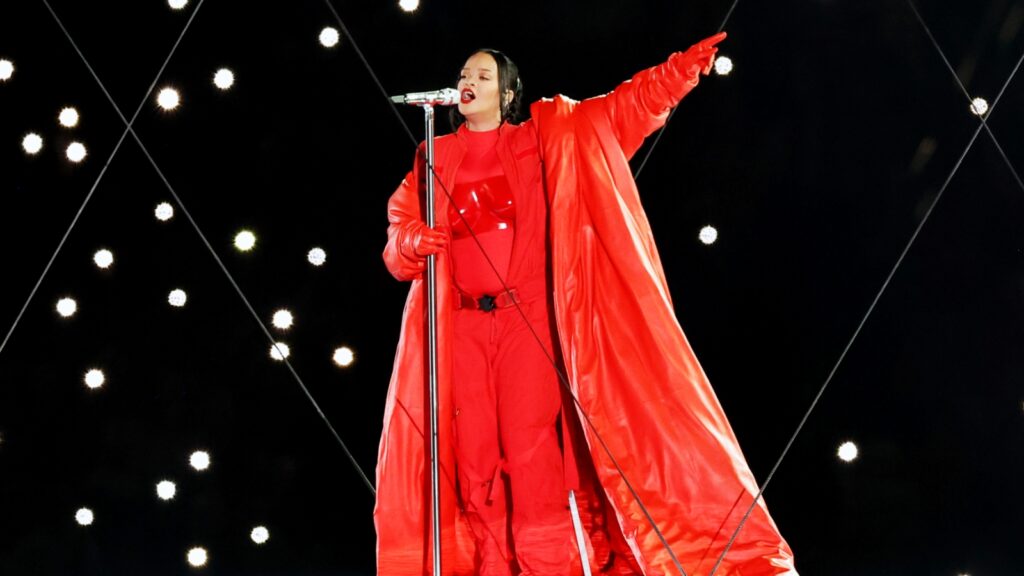 a-pregnant-rihanna-delivers-glitzy-super-bowl-halftime-show