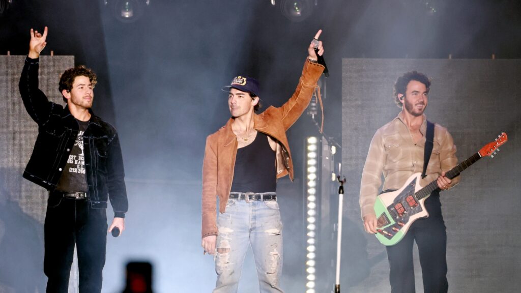 jonas-brothers‘-preflight-’wings’-teases-album-release