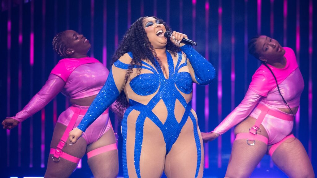 lizzo-did-the-thang!-singer-recreates-ariana-debose’s-viral-bafta-rap-at-concert