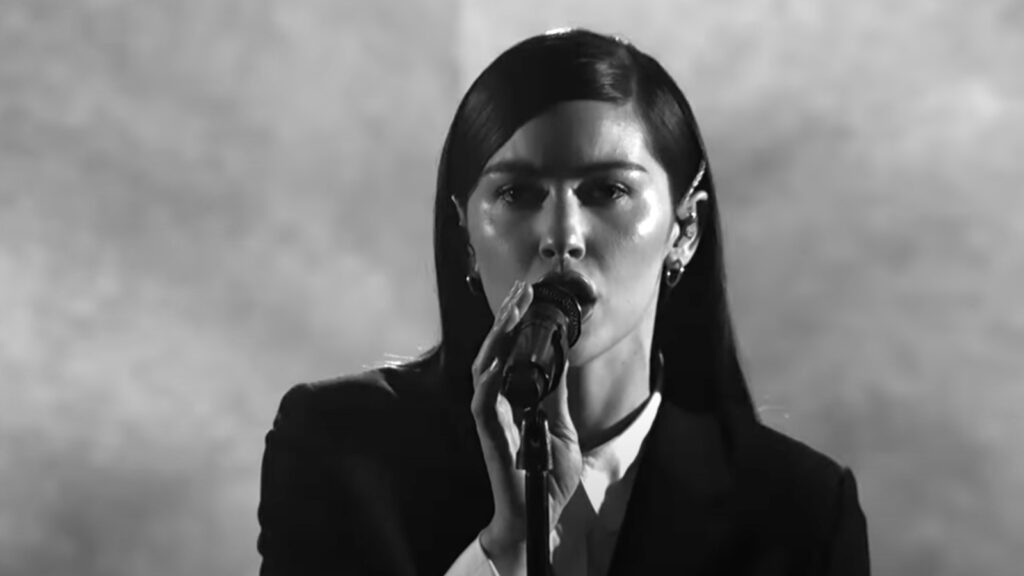 gracie-abrams-celebrates-album-release-with-‘i-know-it-won’t-work‘-performance-on-’kimmel’