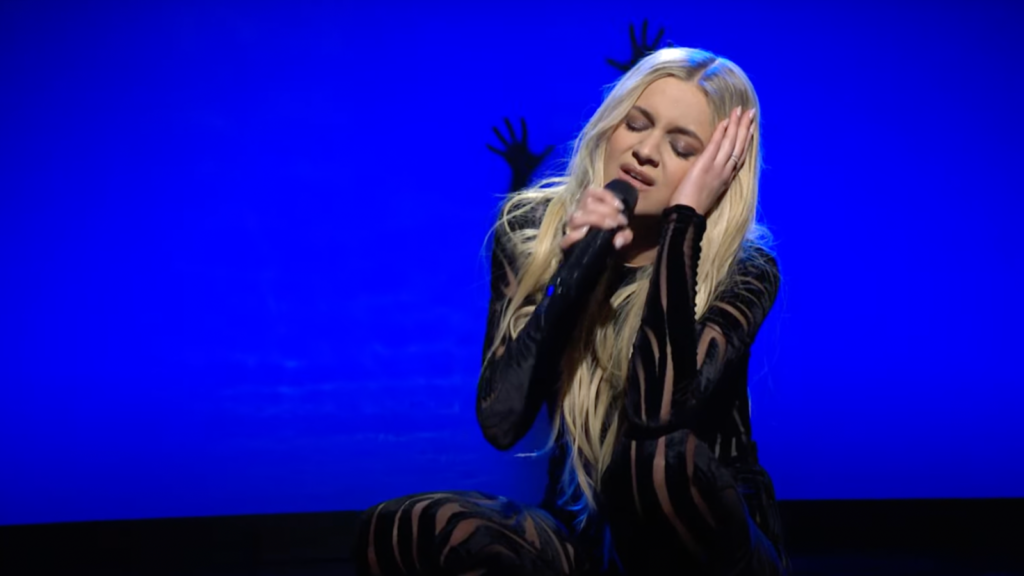 kelsea-ballerini-drops-new-divorce-inspired-lyrics-in-smashing-snl-debut