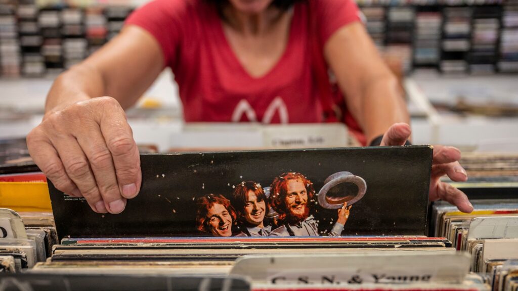 for-the-first-time-in-decades,-people-bought-more-vinyl-than-cds-last-year