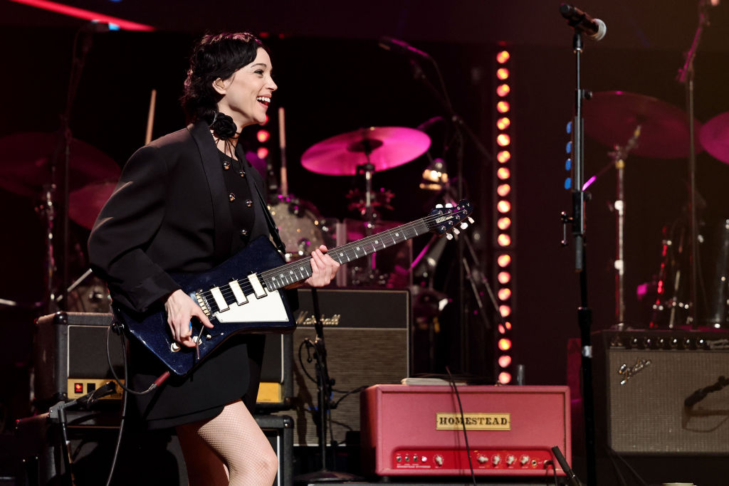 see-st.-vincent-cover-david-bowie’s-‘young-americans’-at-love-rocks-nyc-benefit
