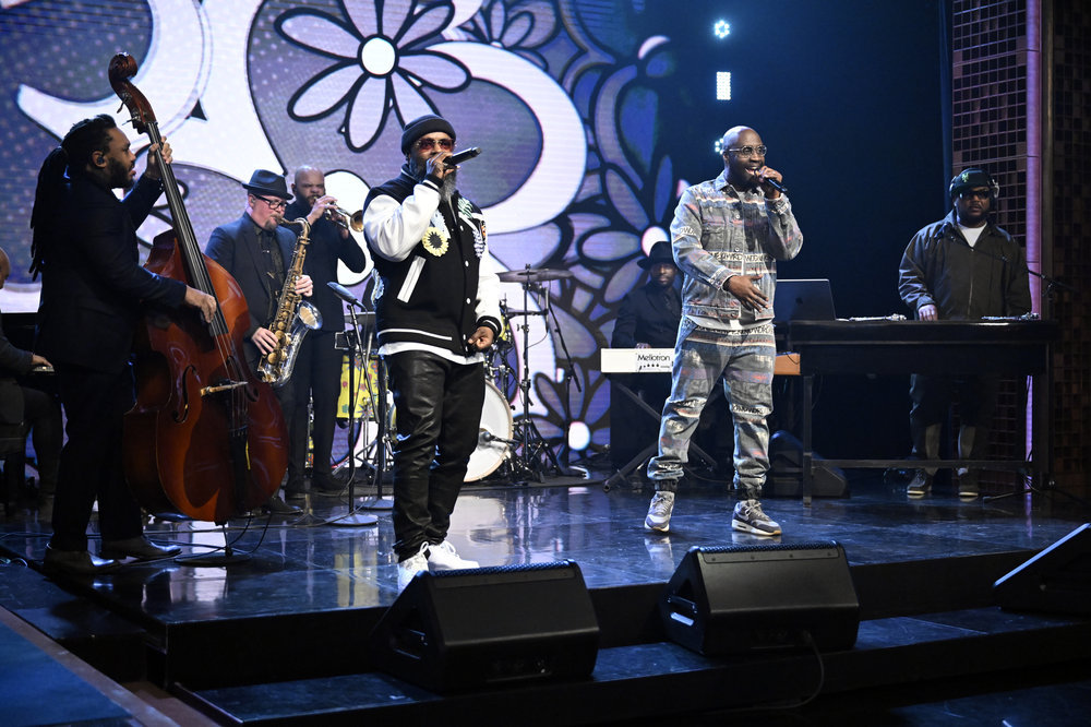 watch-de-la-soul,-the-roots-perform-‘stakes-is-high’-on-‘fallon’