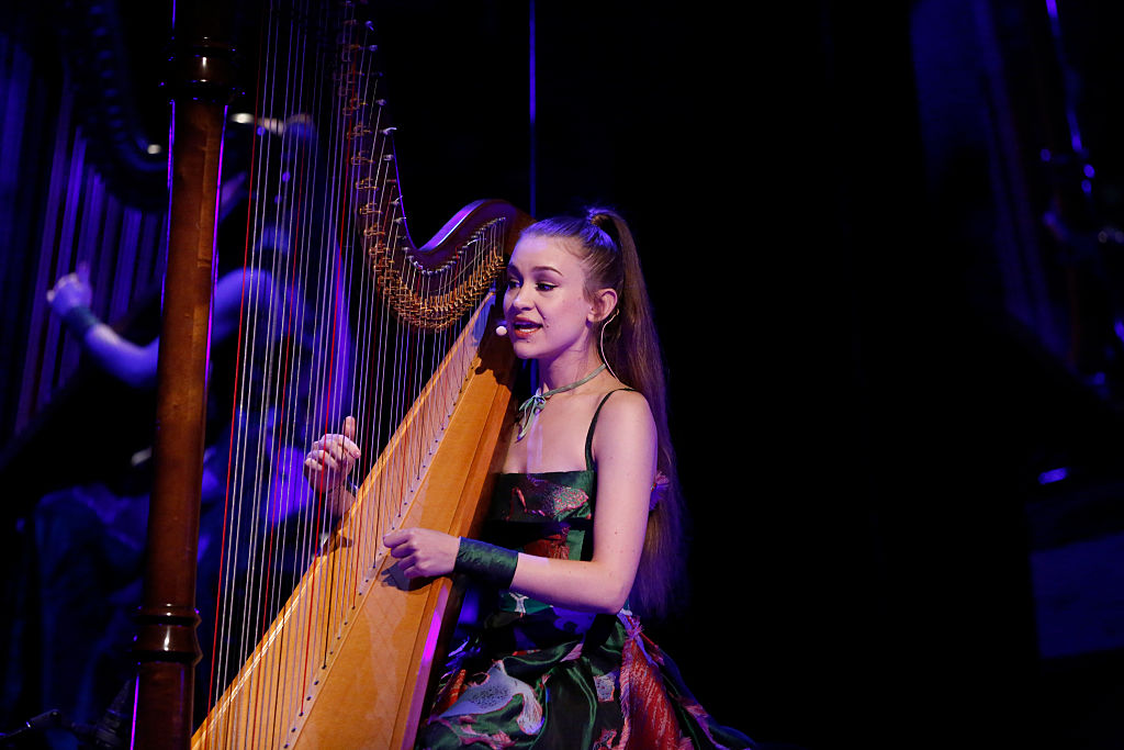 watch-joanna-newsom-debut-new-material-during-surprise-los-angeles-performance