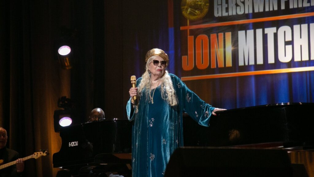 watch-joni-mitchell-perform-‘summertime’-at-gershwin-prize-concert