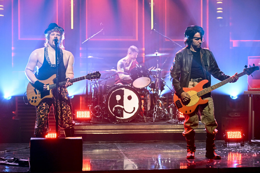 fall-out-boy-dress-the-part-for-‘hold-me-like-a-grudge’ performance-on-‘fallon’