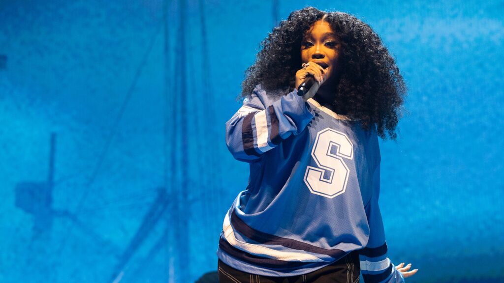 sza-performs-with-lizzo-and-phoebe-bridgers-at-final-‘sos’-show:-‘absolutely-nuts’