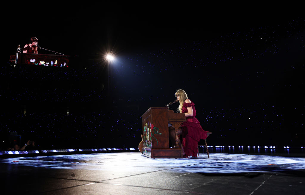 taylor-swift-debuts-‘snow-on-the-beach’-live,-praises-lana-del-rey-at-las-vegas-show