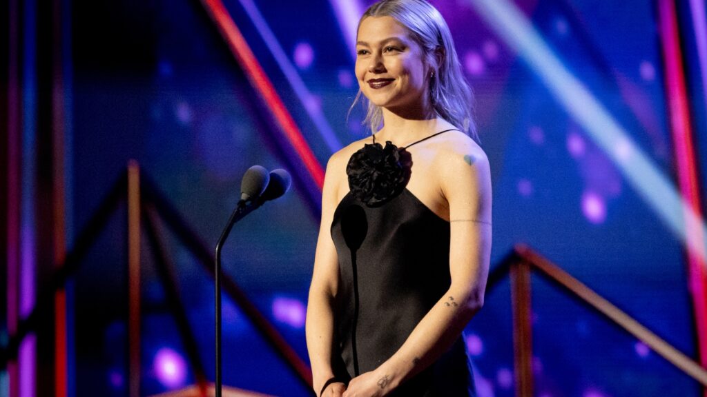 phoebe-bridgers-can’t-shop-gushing-over-taylor-swift-at-the-iheartradio-music-awards:-read-her-full-speech