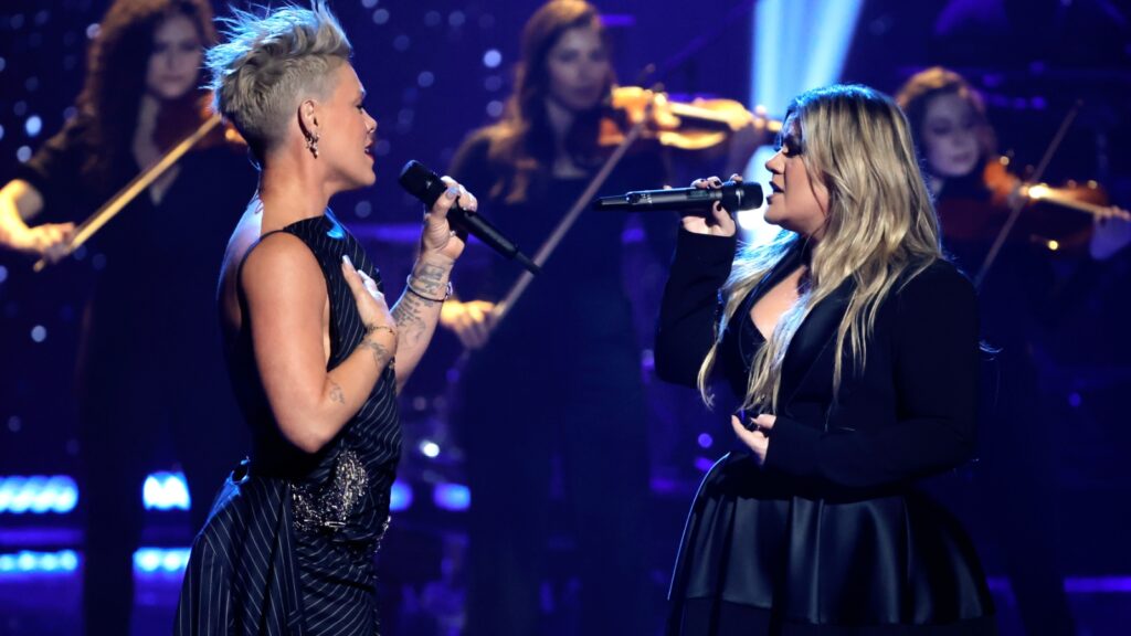 pink-duets-with-kelly-clarkson-as-she-accepts-iheartradio-icon-award:-a-‘miracle’