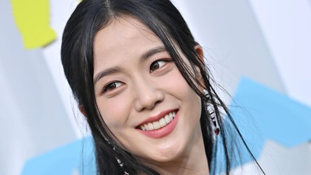 blackpink’s-jisoo-teases-debut-single-‘flower’-in-new-video