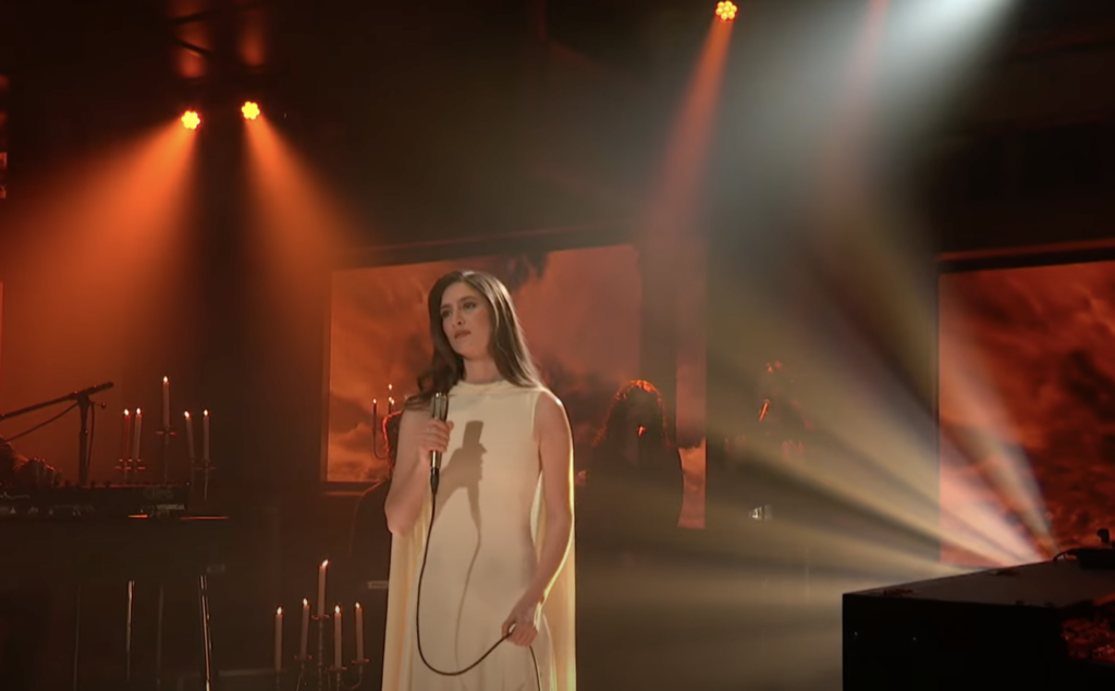 weyes-blood-sets-the-mood-with-‘god-turn-me-into-a-flower’-on-‘colbert