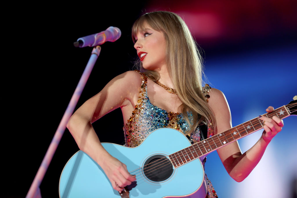 see-taylor-swift-deliver-debut-performance-of-‘the-1’-at-arlington-concert