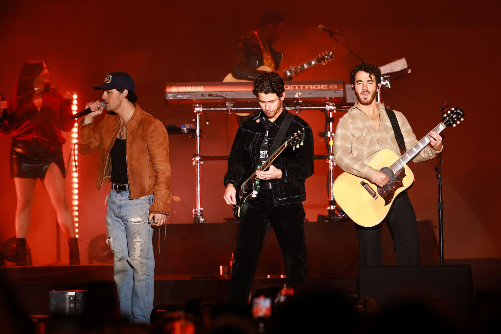 lewis-capaldi-brings-out-jonas-brothers-for-surprise-‘lovebug’-at-radio-city-gig