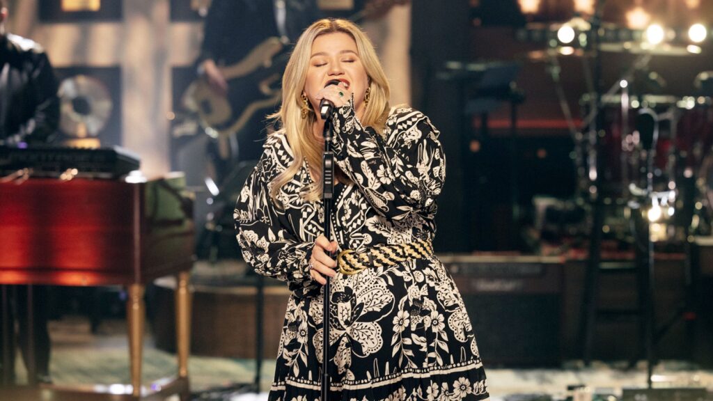 kelly-clarkson-covers-bruce-springsteen’s-‘glory-days’-like-a-boss-with-charles-esten