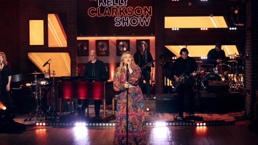 kelly-clarkson-belts-out-taylor-swift’s-metaphorical-sigh-of-relief-with-‘clean’-cover