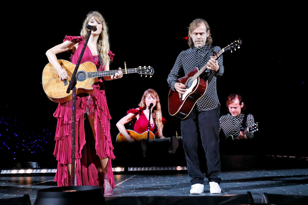 taylor-swift-brings-out-aaron-dessner-for-live-debut-of-‘the-great-war’-at-tampa-bay-show