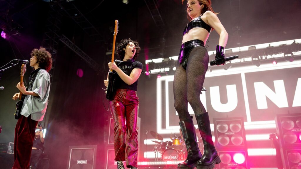 muna-welcome-boygenius-to-crash-coachella-stage-for-‘silk-chiffon’