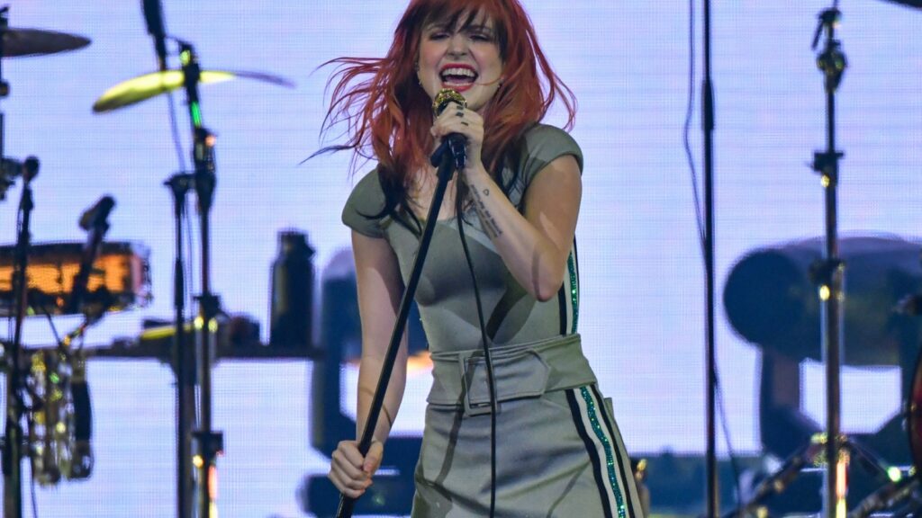 paramore-played-dublin-last-night,-so-hayley-williams-had-to-cover-the-cranberries