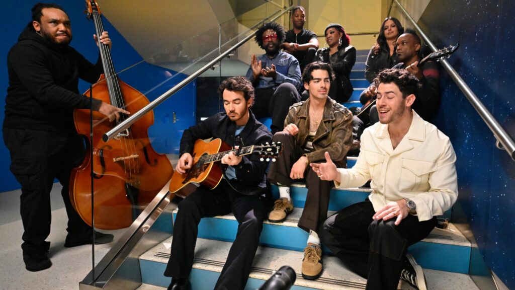 jonas-brothers-bring-the-‘waffle-house’-to-the-‘tonight-show’