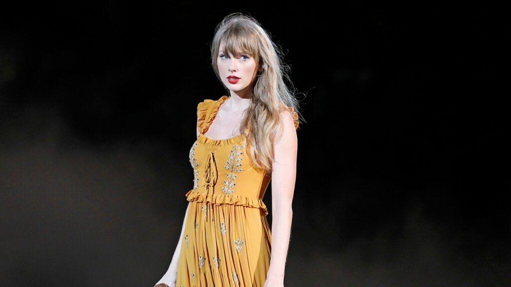 you-need-to-calm-down:-taylor-swift’s-hand-is-fine,-she-just-fell-backstage
