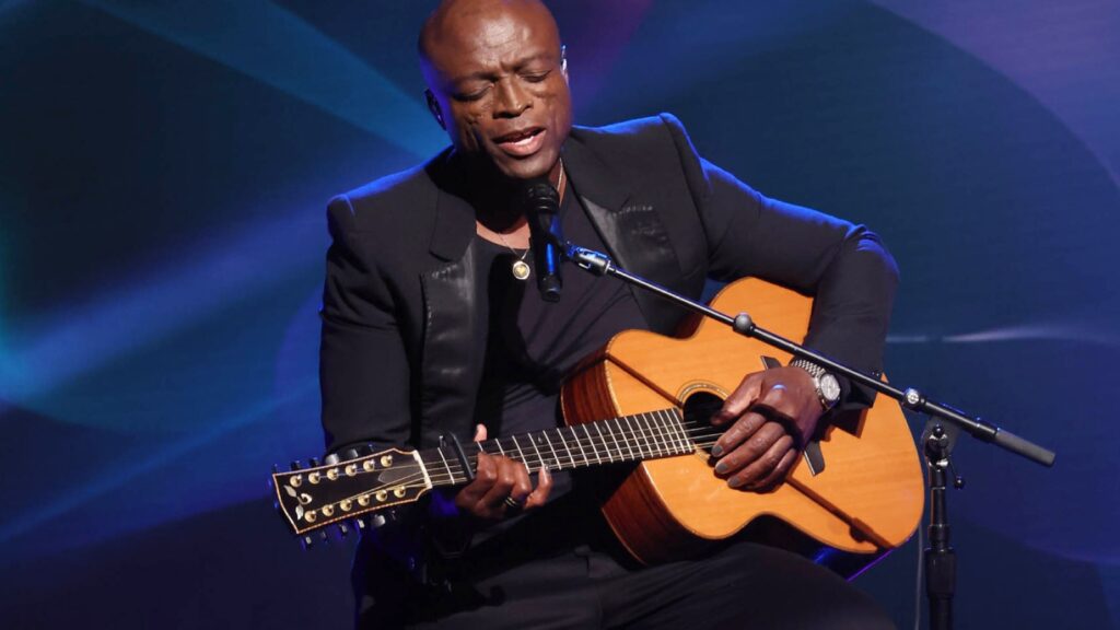 watch-seal-strip-back-‘kiss-from-a-rose’-on-‘the-jennifer-hudson-show’