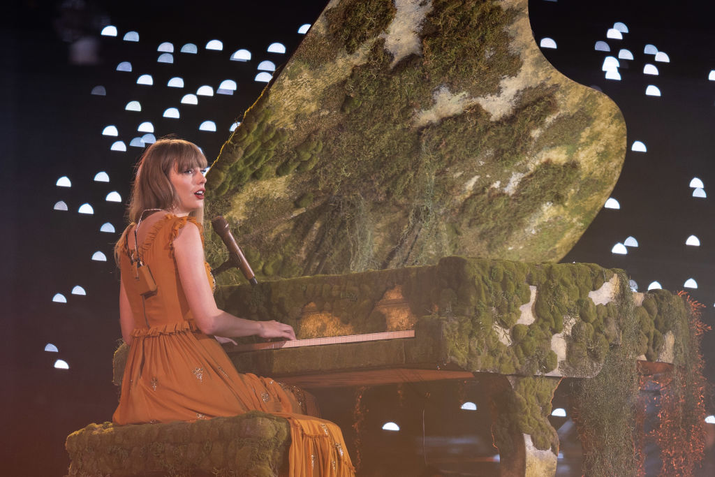 taylor-swift-dedicates-live-debut-of-‘coney-island’-to-the-national-at-atlanta-show