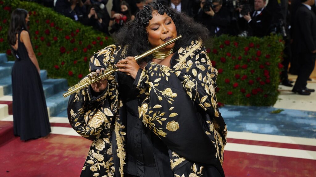 watch-lizzo-duet-with-her-idol-‘king-of-flutes’-james-galway