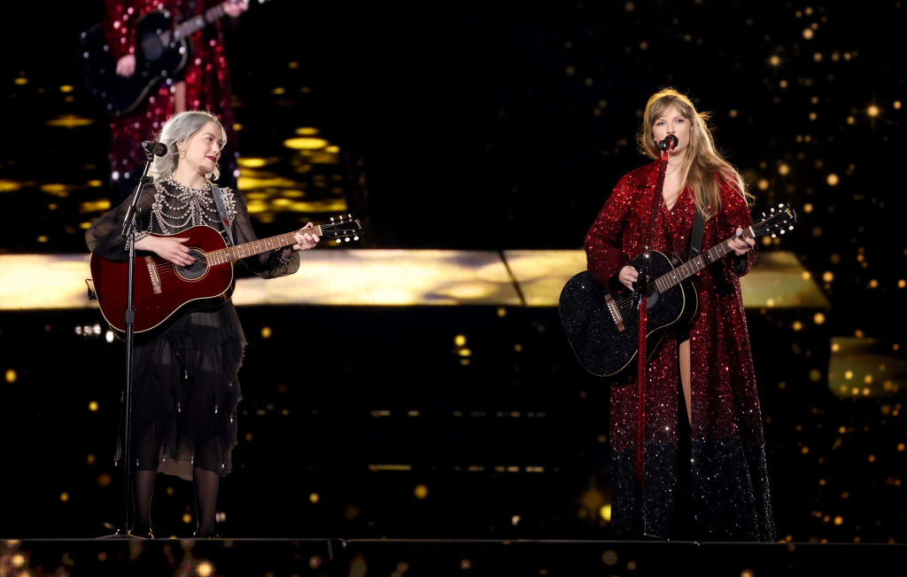 see-taylor-swift-and-phoebe-bridgers-perform-‘nothing-new’-together-at-nashville-show