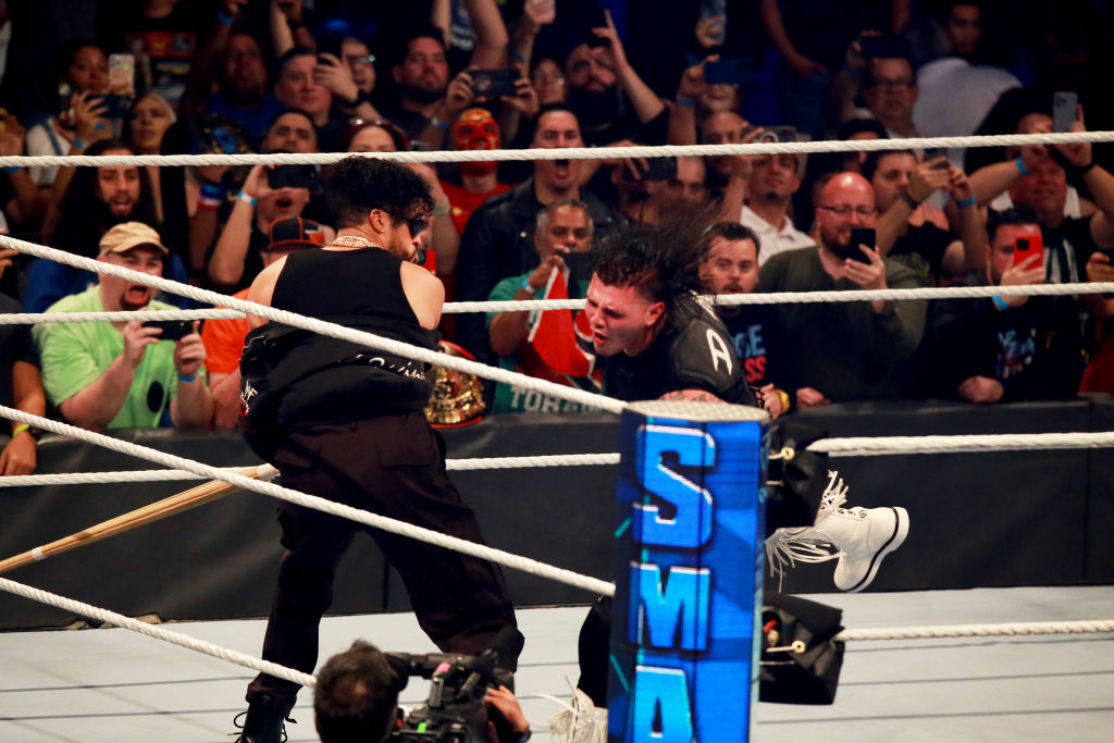 watch-bad-bunny-win-his-first-ever-wwe-solo-match,-‘street-fight-in-san-juan’