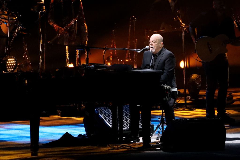 see-billy-joel-pay-tribute-to-gordon-lightfoot-with-‘sundown’-cover-at-msg