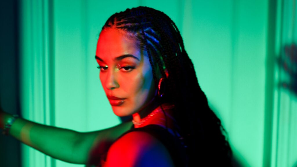dad-jokes-and-veiny-hands:-see-jorja-smith’s-flirty-new-‘little-things’-video