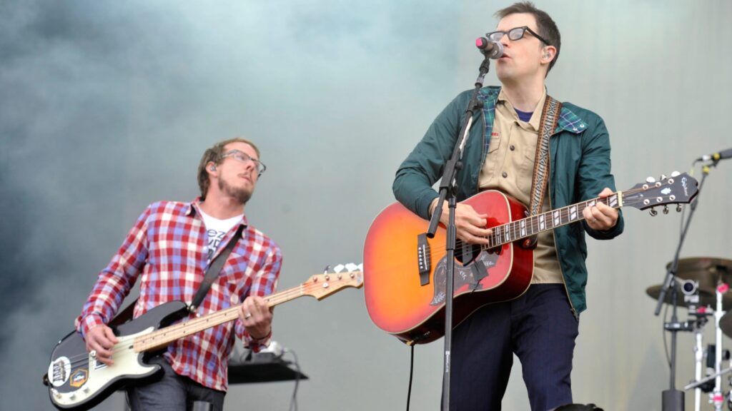 weezer-sing-‘beverly-hills’-at-writers-strike-outside-paramount-studios