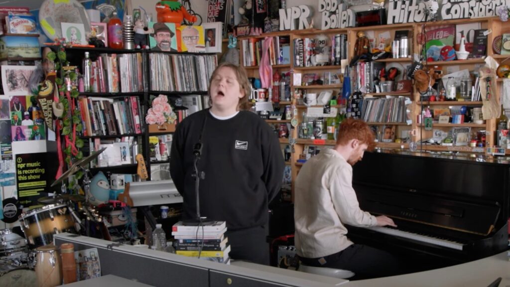 see-lewis-capaldi-bring-‘heavenly’-and-humor-to-npr’s-tiny-desk-concert