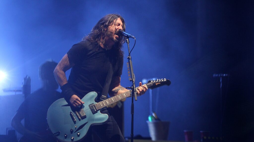 foo-fighters-share-new-single-‘show-me-how,’-play-first-concert-with-drummer-josh-freese