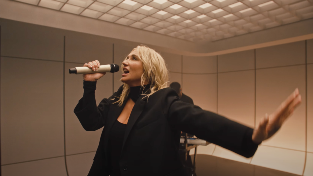 kesha-channels-her-emotions-into-‘only-love-can-save-us-now’-live-performance