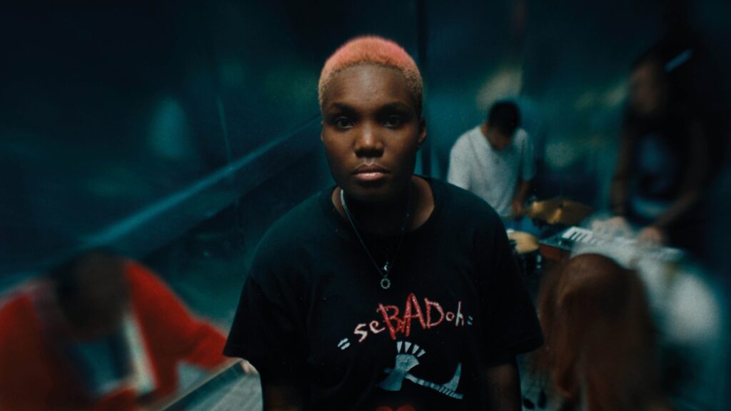 arlo-parks-pays-tribute-to-’90s-rock-in-‘devotion’-music-video