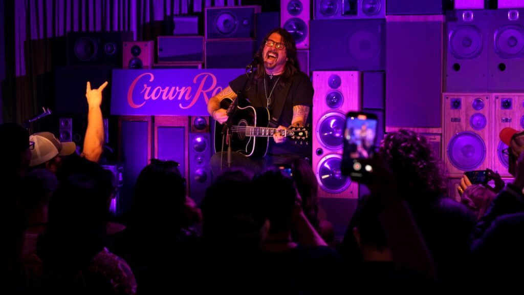 watch-foo-fighters-cover-nine-inch-nails’-‘march-of-the-pigs’