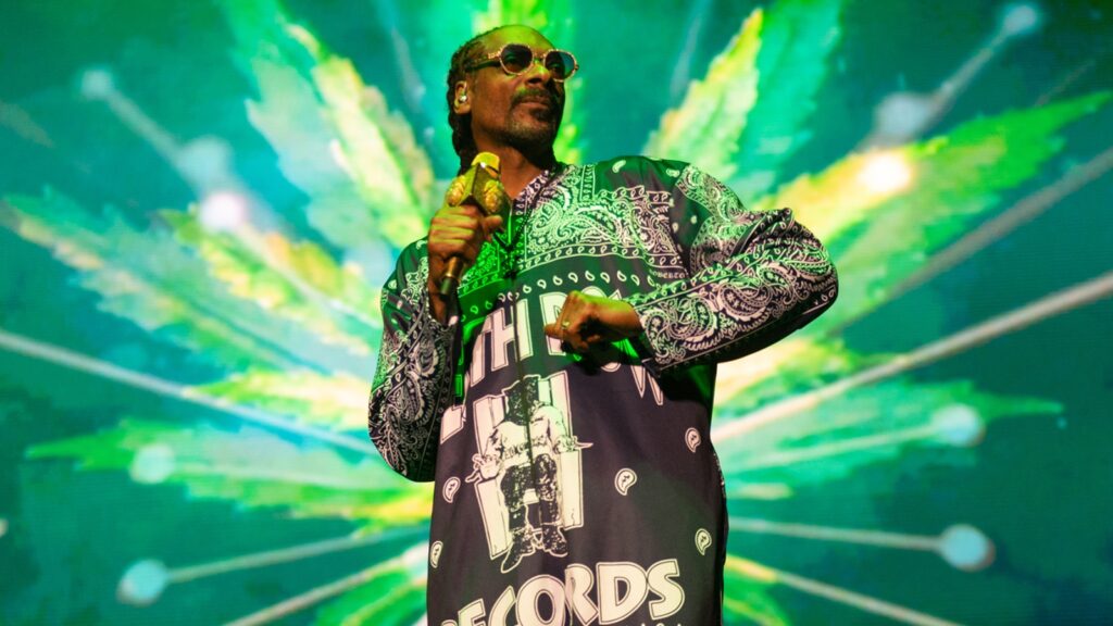 snoop-dogg-postpones-‘doggystyle’-anniversary-shows-in-solidarity-with-writers-strike