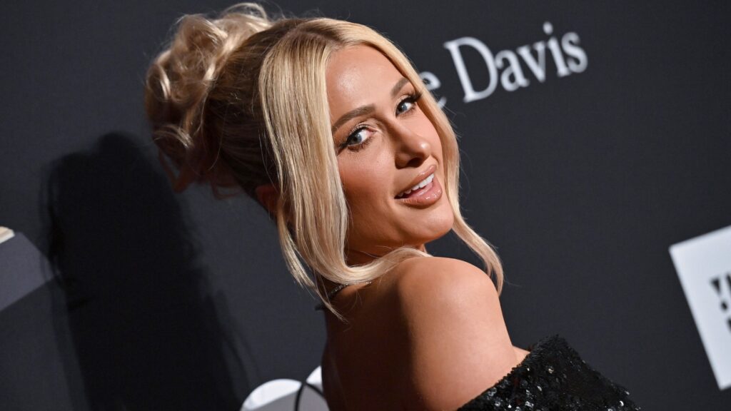 see-paris-hilton,-kim-petras-perform-‘stars-are-blind’-at-heiress’-first-ever-concert