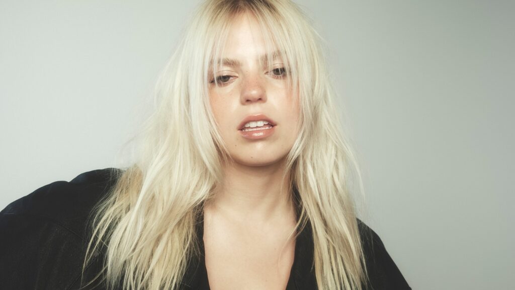 renee-rapp-sings-her-way-through-tough-times-on-new-ballad,-‘snow-angel’