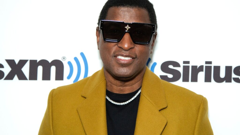 babyface-brings-decades-of-hits-to-the-‘tiny-desk’
