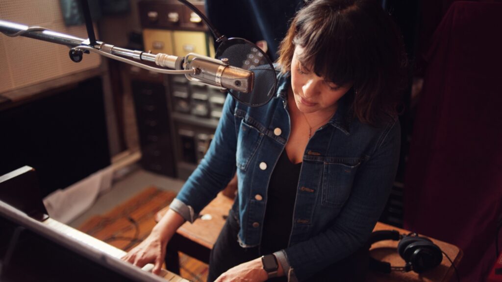 norah-jones-wants-to-know-she-isn’t-alone-on-new-single-‘can-you-believe’