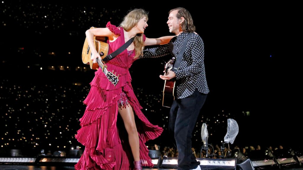 taylor-swift-brings-out-aaron-dessner-for-first-ever-‘seven’-performance-in-pittsburgh