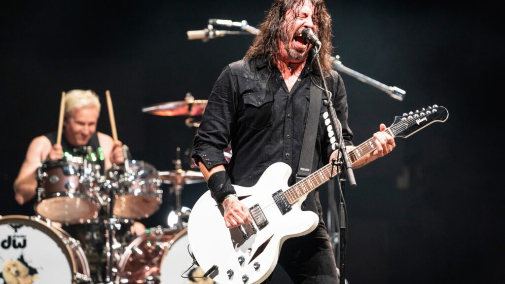 hayley-williams-joins-foo-fighters-for-wild-‘my-hero’-at-bonnaroo