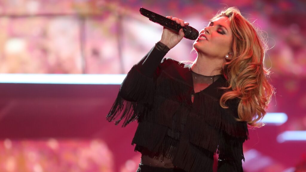 shania-twain-unveils-‘queen-of-me:-royal-edition-extended-version’